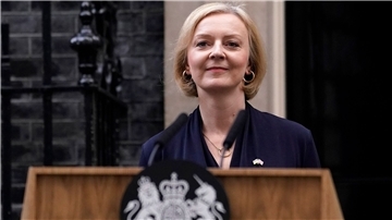Liz Truss gibt vor der 10 Downing Street eine Erklärung ab.