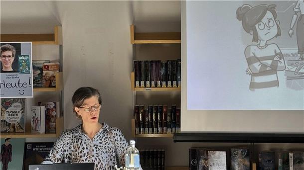 Liza Szabo hat mit ihrer modernen Mary-Poppins-Geschichte ein großartiges Debüt geschrieben. Was tun, wenn sich partout keine Kinderbetreuung finden lässt? Vielleicht hilft KI? Die Autorin ist selbst geforderte Mutter von drei Kindern und lebt heute in Hamburg. Vor längerer Zeit absolvierte sie eine Ausbildung zur Verlagsbuchhändlerin in Frankfurt am Main und studierte Romanistik in Leipzig.