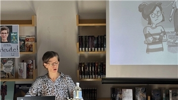 Liza Szabo hat mit ihrer modernen Mary-Poppins-Geschichte ein großartiges Debüt geschrieben. Was tun, wenn sich partout keine Kinderbetreuung finden lässt? Vielleicht hilft KI? Die Autorin ist selbst geforderte Mutter von drei Kindern und lebt heute in Hamburg. Vor längerer Zeit absolvierte sie eine Ausbildung zur Verlagsbuchhändlerin in Frankfurt am Main und studierte Romanistik in Leipzig.