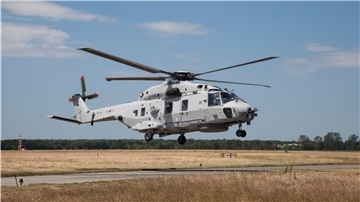 Lizenz zum Fliegen: Seit Donnerstag ist das Marinefliegergeschwader 5 der Nordholzer Marineflieger offiziell Besitzer der ersten drei von insgesamt 18 neuen Hubschraubern vom Typ NH90 „Sea Lion“.
