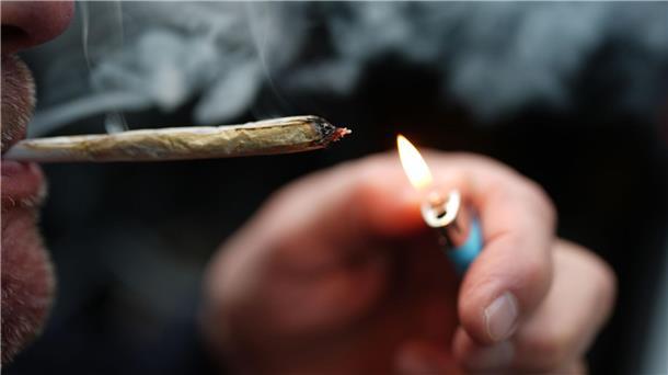 Lizenzierte Cannabis-Verkaufsstellen könnten den illegalen Handel eindämmen, sagt Innenministerin Behrens. (Symbolbild)