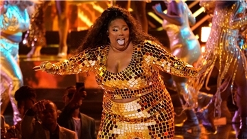 Lizzo performt bei den BET Awards im Microsoft Theater in Los Angeles.