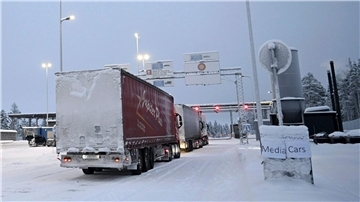 LKW stehen an der internationalen Grenzübergangsstation Raja-Jooseppi.