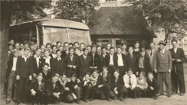 Lloyd-Lehrlinge 1952 auf einer Tour zur Georgs-Marienhütte in Braunschweig. Ich stehe vor der Bustür.