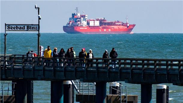 Zweifel bei Grünen an Ausbau von Flüssiggas-Terminals LNG-Shuttle-Tanker vor der Küste der Insel Rügen.