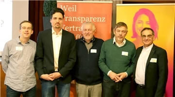 Lobbyismus-Experte Roman Ebener (2.v.l.) inmitten von Grünen. Sven Plaschke (v.l.), Dieter Szczesny und Lühr Klee vom Sottrumer Ortsverband und Hans-Jürgen Schnellrieder vom Kreisverband waren Gastgeber beim Neujahrsempfang.