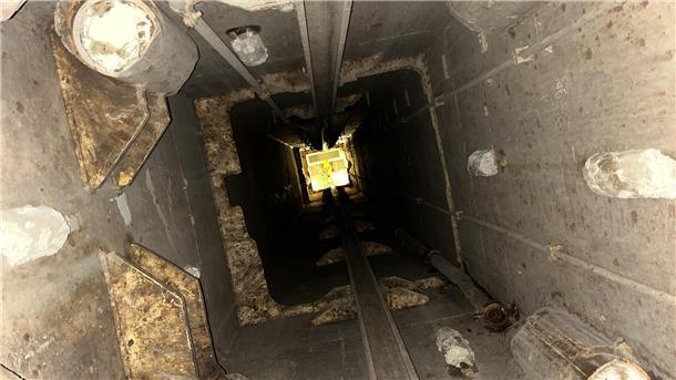 Loch im Schiffsköper: Unter dem Schiff führt ein Schacht über viele Meter nach oben. Er dient der Probenemtnahme.