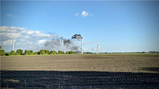 Lodernde Gondel: Windrad bei Iselersheim vollständig ausgebrannt