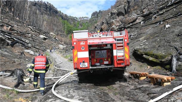Waldbrand in Tschechien nahe der deutschen Grenze Löscharbeiten im tschechischen Nationalpark Böhmische Schweiz am Himmelfahrtstag.