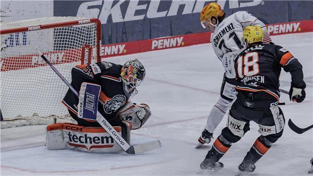Löwen-Torwart Cody Brenner ist hier gegen seinen früheren Mitspieler Cedric Schiemenz auf der Hut. Am Ende hatte aber der Pinguins-Profi das bessere Ende für sich.