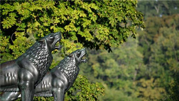 Mit 15.000 Euro dotierter Kunstpreis für Farzane Vaziritabar Löwenskulpturen (1938) des Künstlers Arno Breker stehen an der Löwenbastion am Maschsee.