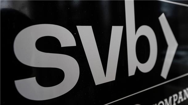 Logo vor der Eingangstür der Deutschen Dependance der Silicon Valley Bank (SVB) im Frankfurter Westend.