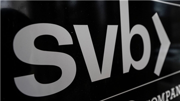 Logo vor der Eingangstür der Deutschen Dependance der Silicon Valley Bank (SVB) im Frankfurter Westend.