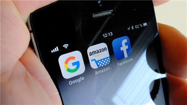 Logos für Apps der US-Internetkonzerne Google , Amazon und Facebook auf einem iPhone.