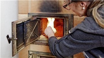 Lohnt sich eine Modernisierung des alten Kamin- oder Kachelofens? Das sollte man besser im Voraus durchrechnen.