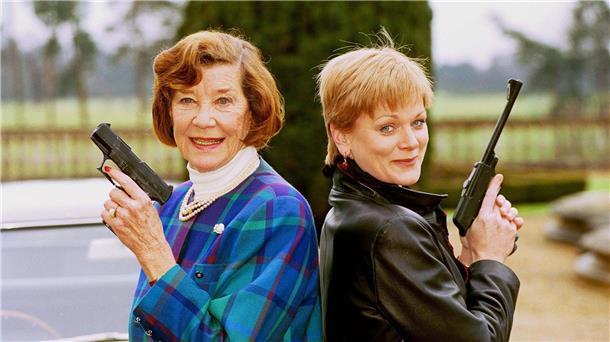 Ist „Miss Moneypenny“ schützenswert? Bundesgerichtshof prüft Lois Maxwell (l) und Samantha Bond haben beide „Miss Moneypenny“ gespielt. (Archivbild)