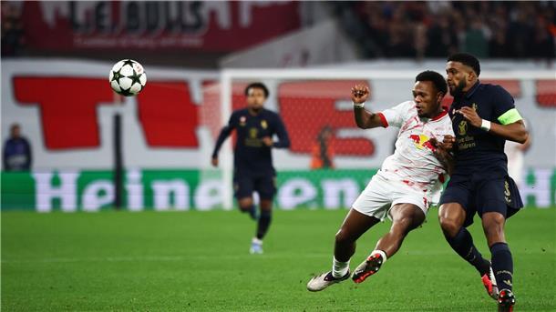 Leipzig verpasst wieder die Lücke - Rose: „Hartes Learning“ Lois Openda checkt Turins Gleison Bremer weg. Der Juve-Kapitän muss frühzeitig vom Platz.