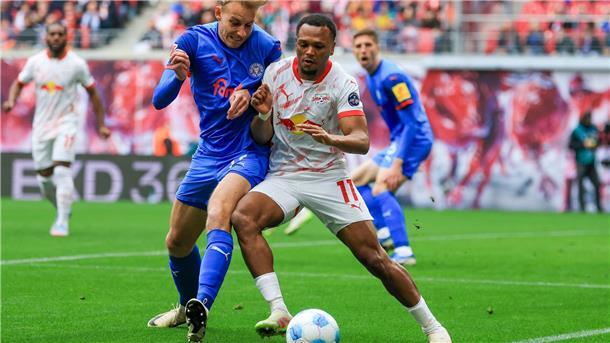 Lois Openda (r) im Zweikampf mit Kiels Timo Becker.