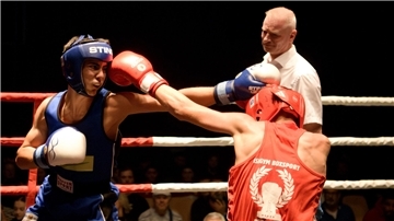 Lokalmatador Juma Kaya (links) steigt am Samstag beim Kampftag des Weser-Boxrings in den Ring.