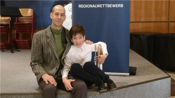 Lorenzo Boscolo mit seiner Trompete wird von Vater Gianpaolo Boscolo in den Arm genommen