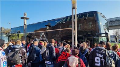 Los gehts! Die Pinguins-Fans fahren mit dem Bus nach Berlin.