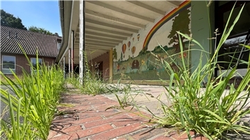 Lost Place statt Wohnungen: Die alte Stollhammer Schule steht zum Verkauf.