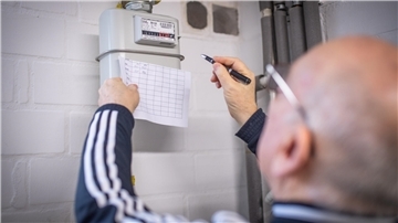Lothar Vollbrecht aus Langen notiert und kalkuliert regelmäßig seinen Energieverbrauch im Eigenheim in Langen.