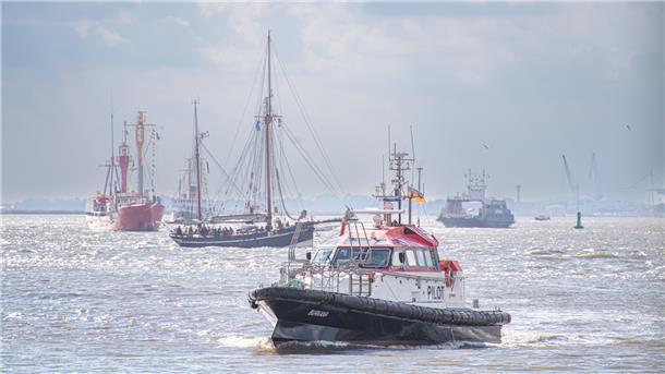Lotsenboot, Traditionssegler, Feuerschiff und Fähre: Solche seltenen Bilder bot die Weser-Parade.