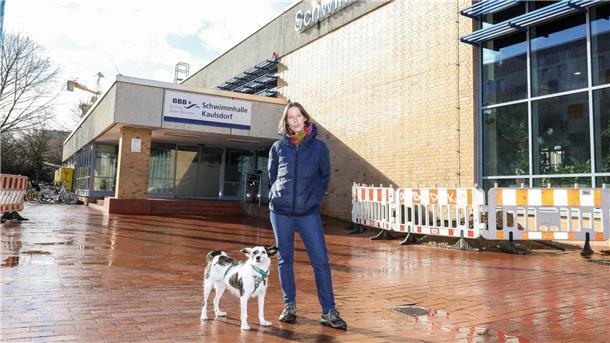Lotte Mies steht mit ihrem Hund vor der Schwimmhalle Kaulsdorf. Die Berlinerin hat erreicht, dass das Oben-ohne-Baden in Berliner Schwimmhallen für Frauen nicht mehr zum Problem werden soll - und berichtet von einer Morddrohung.
