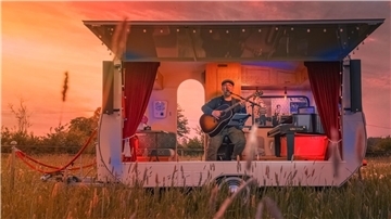 Lou Dynia tritt am Sonnabend am Campingplatz Weserhenne auf. 