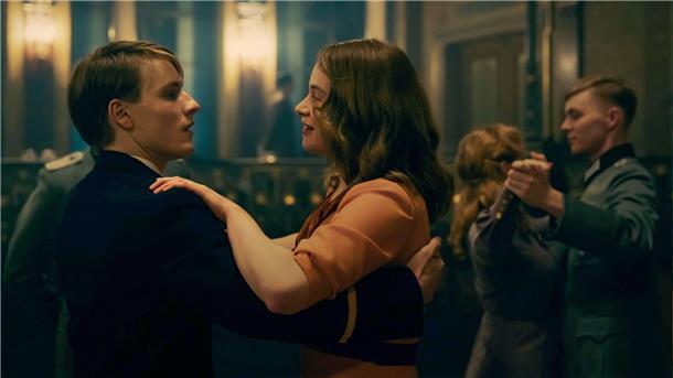 Die Filmstarts der Woche Louis Hofmann (l) und Luna Wedler in einer Szene des Films „Der Passfälscher“.