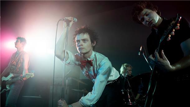 Louis Partridge (l-r) als Sid Vicious, Anson Boon als John Lyndon und Toby Wallace als Steve Jones in einer Szene aus „Pistol“.