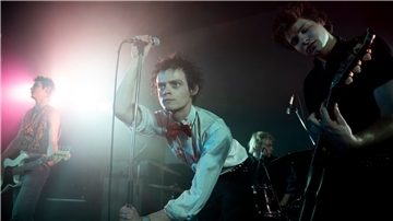 Louis Partridge (l-r) als Sid Vicious, Anson Boon als John Lyndon und Toby Wallace als Steve Jones in einer Szene aus „Pistol“.