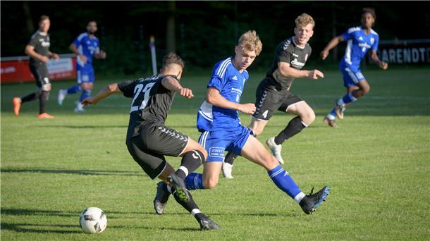 LTS (blau) kassierte beim SV Hemelingen eine deutliche Niederlage.