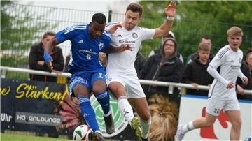 LTS-Spieler Augusto Correia Nguema (links) im Zweikampf gegen TSV-Akteur Daniel Bicer.