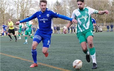 LTS-Spieler Timo Tötheider im Zweikampf mit Werder-Kapitän Mike Sedat Czoch.