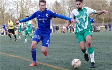 LTS-Spieler Timo Tötheider im Zweikampf mit Werder-Kapitän Mike Sedat Czoch.