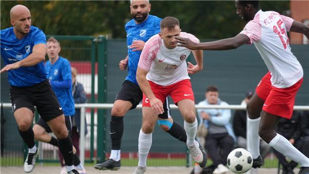 Fußballer kämpfen um den Ball.