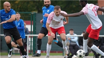 Fußballer kämpfen um den Ball.