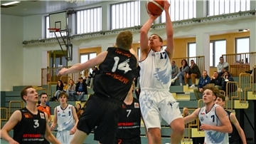 Luca Merkel (Dritter von rechts), hier ein Archivbild aus der vergangenen Saison, hatte offensiv viele gute Aktionen für die NBBL-Eisbären.