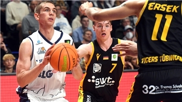 Luca Merkel hat schon sein Debüt bei den Eisbären-Profis gefeiert. Der 18-Jährige ist ein Leistungsträger im NBBL-Team der Eisbären, droht aber für das Heimspiel gegen die Dresden Titans auszufallen.