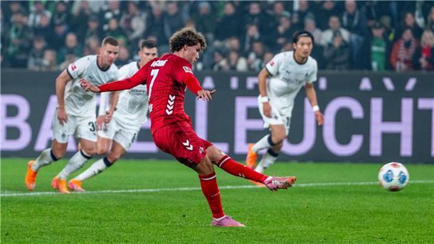 Kölner Ärger über Elfmeter - Kwasniok: „Ich hasse den VAR“ Luca Waldschmidt verwandelt den Elfmeter für Köln.