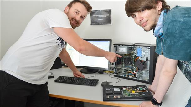 Lucas Agnoli, IT-Mitarbeiter der BIS, gibt Marc Meschter Einblicke auch in die PC-Hardware.