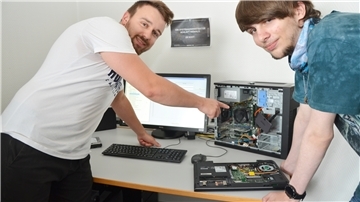 Lucas Agnoli, IT-Mitarbeiter der BIS, gibt Marc Meschter Einblicke auch in die PC-Hardware.
