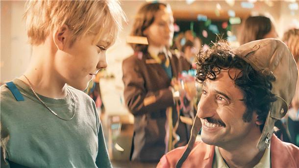 Lucas Herzog (l) als Maxe und Serkan Kaya als Rumpus in einer Szene des Films „Die unlangweiligste Schule der Welt“.