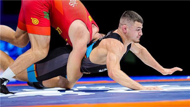 Deutsches Duo rückt ins olympische Ringer-Team nach Lucas Lazogianis (unten) ist nun doch bei den Sommerspielen in Paris dabei.