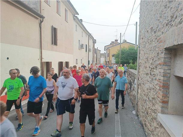 Luciano Fregonese (M, im grauen T-Shirt), Bürgermeister von Valdobbiadene, läuft mit einer Gruppe seiner Bürger durch die Straßen seiner Gemeinde.