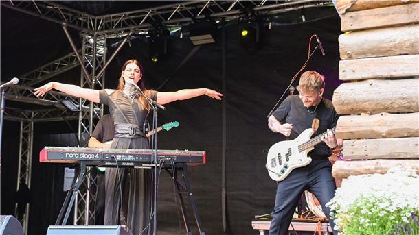 Eine Frau am Keyboard und ein Mann an einer Gitarre auf dem Festival „Für Hilde“ in Wohnste.