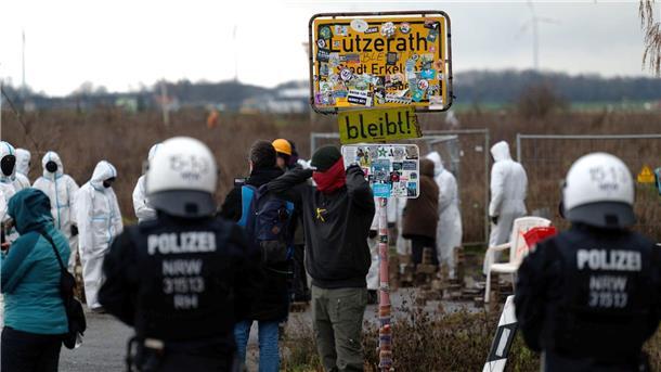 Handgemenge zwischen Aktivisten und Polizei vor Lützerath Lützerath soll zur Kohlegewinnung abgebaggert werden.
