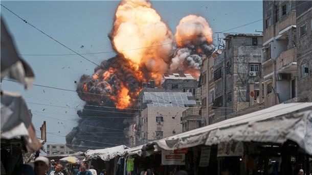 Luftangriff in Gaza: Dichter Rauch und Flammen über Gaza-Stadt